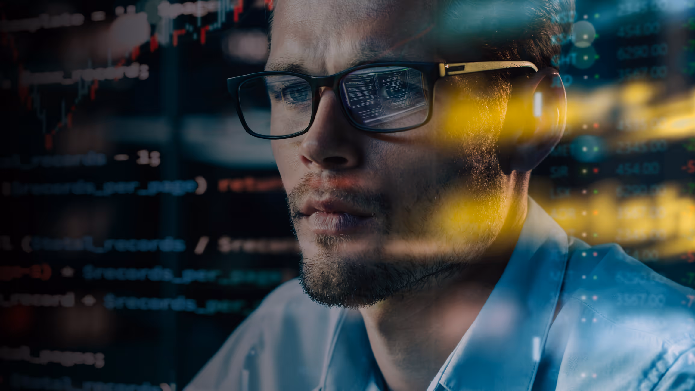 Homme avec lunettes reflétant des lignes de code