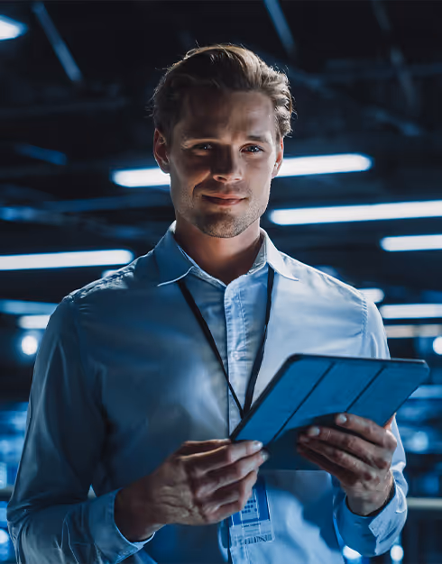 Homme avec tablette dans une salle de serveurs