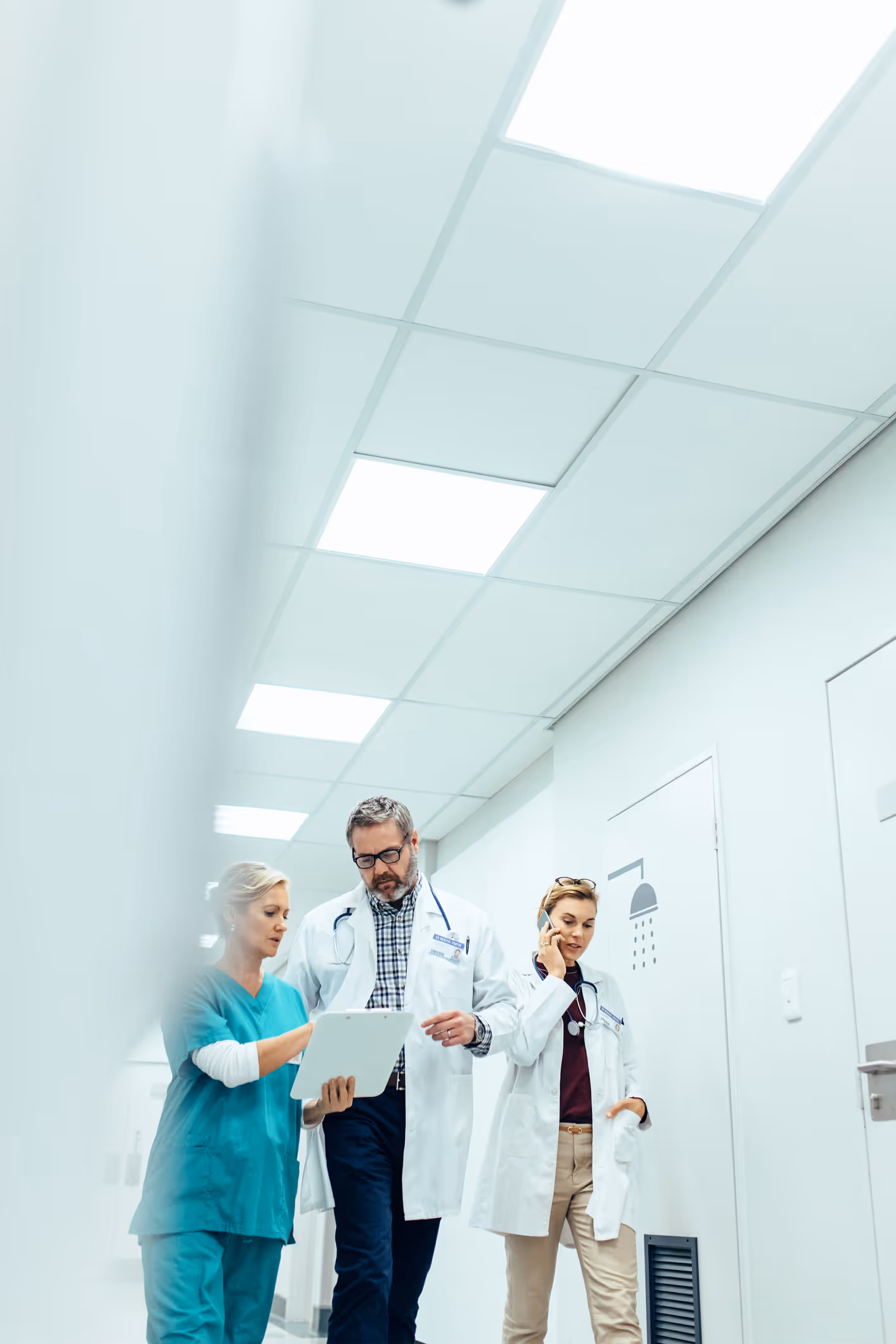 Médecins dans un couloir d’hôpital