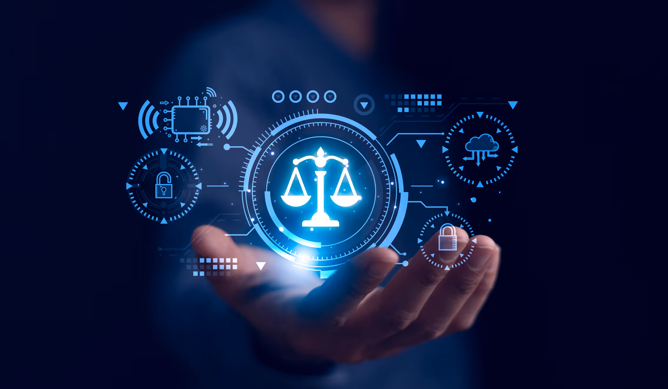 Main tenant une balance de la justice holographique